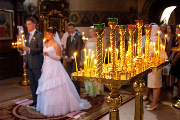 Церемония свадебного венчания в церкви